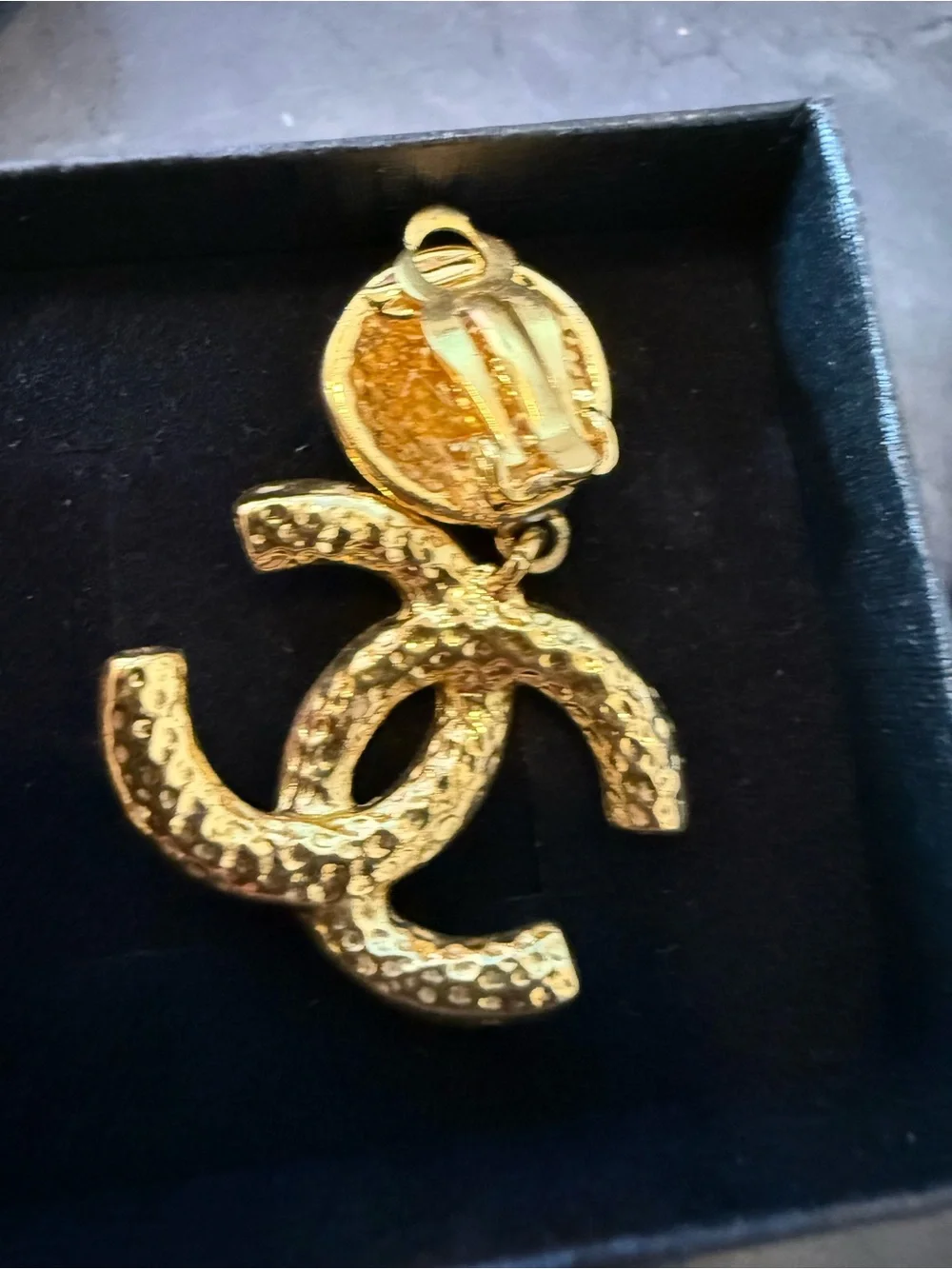 CHANEL vintage 1995 Gold Interlocking CC Clip Earrings